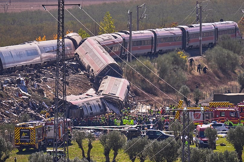 Los servicios de emergencia trabajan en el lugar de una colisión entre dos trenes en Urda, España, el miércoles 28 de octubre de 2026. (Foto AP/Manu Fernández)