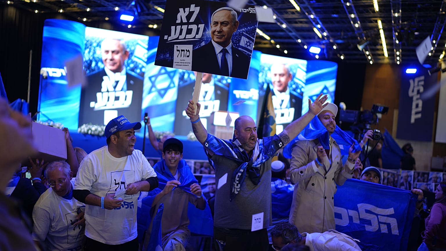 Seçim sonuçlarını takip eden Netanyahu destekçileri.