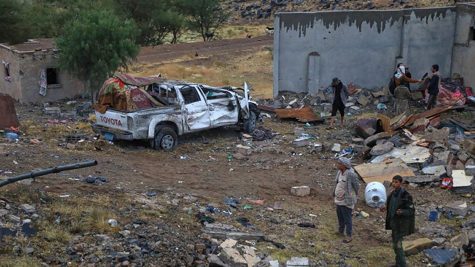 أشخاص يبحثون بين أنقاض منزل متضرر عقب غارات جوية، في صنعاء باليمن، يوم السبت، 24 أكتوبر 2026. 
