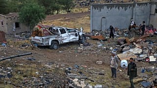 أشخاص يبحثون بين أنقاض منزل متضرر عقب غارات جوية، في صنعاء باليمن، يوم السبت، 24 أكتوبر 2026. 