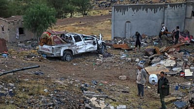 أشخاص يبحثون بين أنقاض منزل متضرر عقب غارات جوية، في صنعاء باليمن، يوم السبت، 24 أكتوبر 2026. 