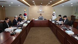 Kim Jong-cheol, presidente del KMCC, habla durante una reunión en el complejo gubernamental de Gwacheon, Corea del Sur, el 28 de octubre de 2026