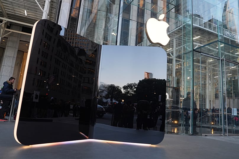 FILE. A model iPhone Duo is displayed outside the Apple Store on Fifth Avenue on its launch day in New York, 23 Oct. 2026