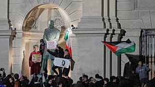 Manifestanti fuori al Politecnico di Milano lo scorso 24 ottobre