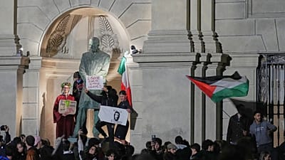Manifestanti fuori al Politecnico di Milano lo scorso 24 ottobre