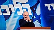 رئيس الوزراء الإسرائيلي بنيامين نتنياهو يحيّي أنصاره في مقر حزب الليكود بالقدس، عقب صدور النتائج الأولية للانتخابات، 28 أكتوبر 2026.