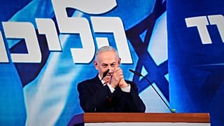 رئيس الوزراء الإسرائيلي بنيامين نتنياهو يحيّي أنصاره في مقر حزب الليكود بالقدس، عقب صدور النتائج الأولية للانتخابات، 28 أكتوبر 2026.