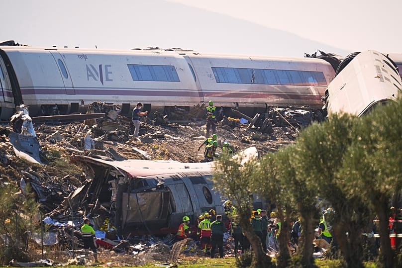 Los servicios de emergencia atienden a las víctimas en el lugar del accidente entre dos trenes ocurrido en Urda, España, el miércoles 28 de octubre de 2026. 
