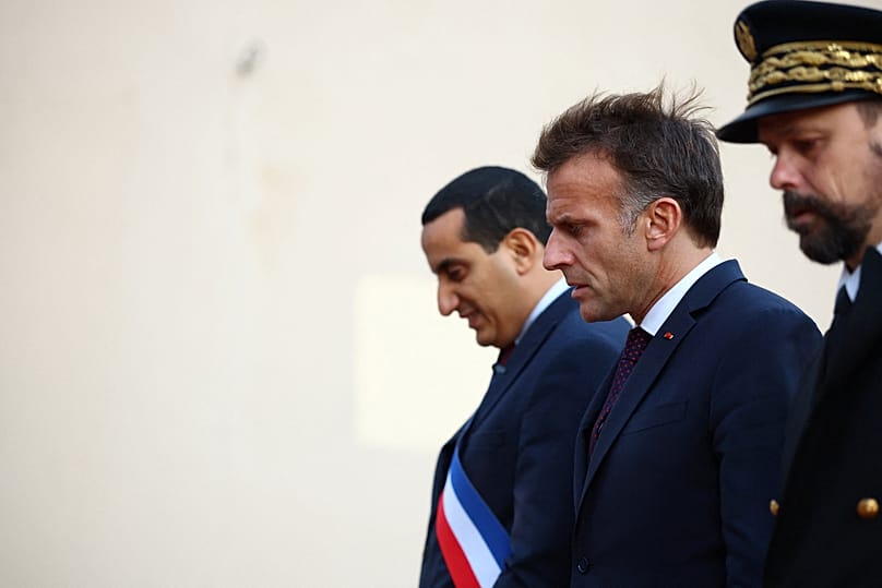 Emmanuel Macron s'est rendu à Trappes auprès du maire et du préfet du département, le 23 octobre 2026.