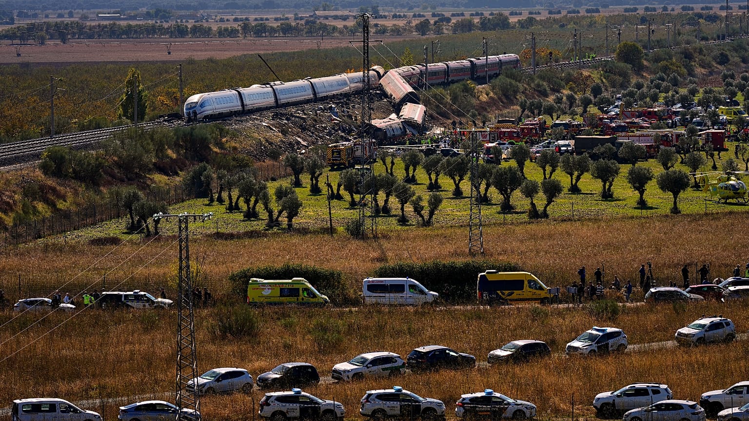 Los servicios de emergencia intervienen en el lugar de una colisión entre dos trenes en Urda, España, el miércoles 28 de octubre de 2026. 
