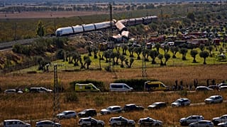Los servicios de emergencia intervienen en el lugar de una colisión entre dos trenes en Urda, España, el miércoles 28 de octubre de 2026. 