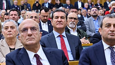 Mustafa Sarıgül, Özgür Özel'in TBMM grup toplantısında.