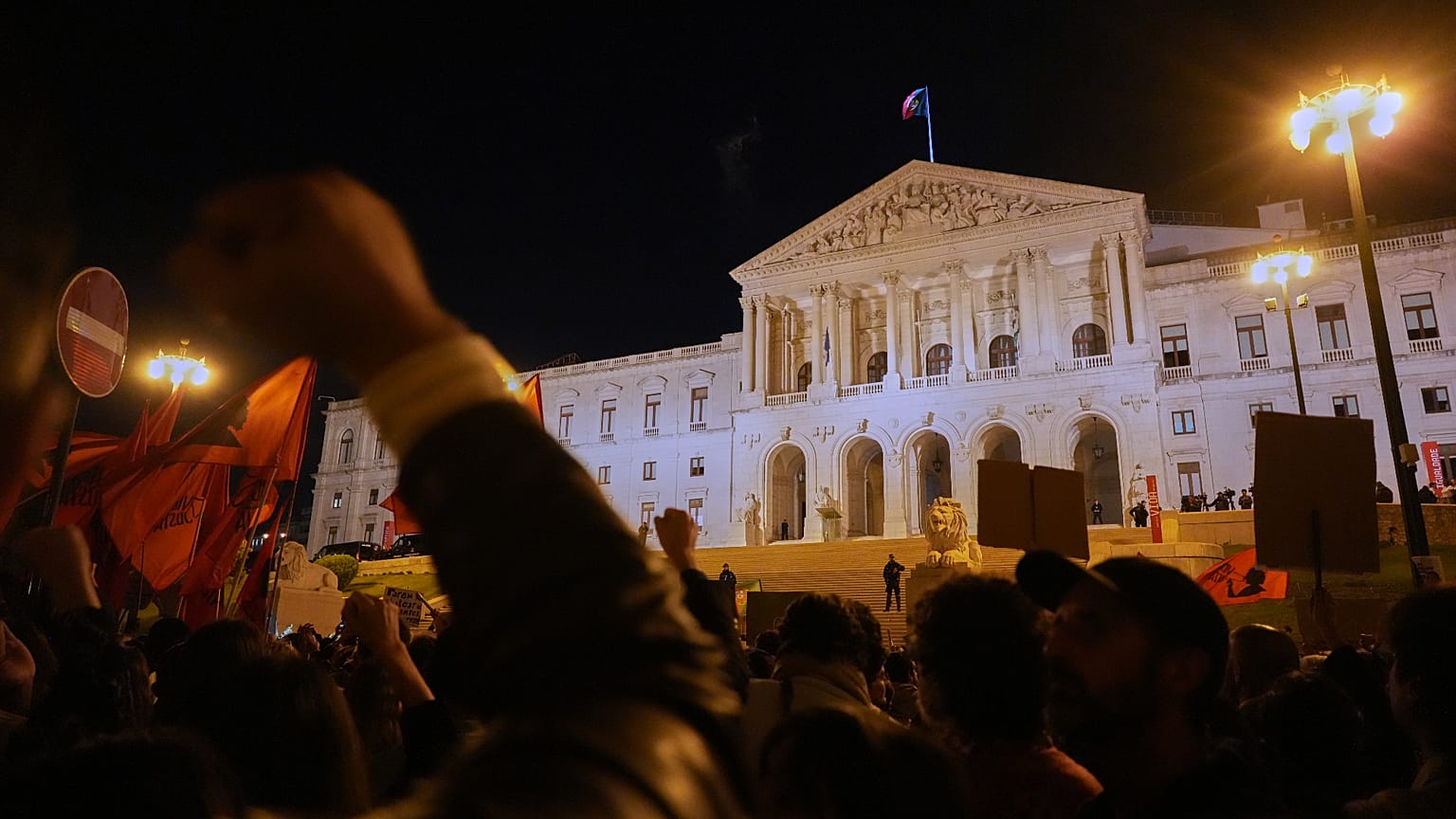 Manifestantes participam num protesto para exigir habitação acessível junto ao Parlamento de Portugal em Lisboa, terça-feira, 27 de outubro de 2026