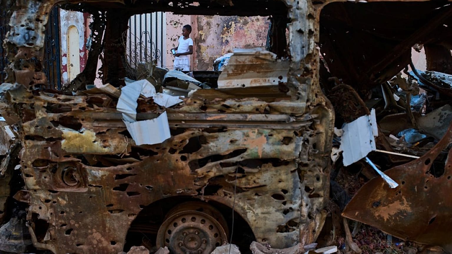 يظهر صبي عبر حطام سيارة في أم درمان بالسودان، على مشارف الخرطوم، يوم الجمعة 17 أبريل 2026