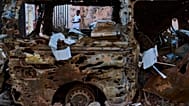 يظهر صبي عبر حطام سيارة في أم درمان بالسودان، على مشارف الخرطوم، يوم الجمعة 17 أبريل 2026