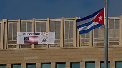 ABD bağımsızlığının 250. yılına atıfla üzerinde ‘Freedom 250’ yazan bir pankart, Havana’da Küba bayrağının yanında asılı. 28 Ekim 2026.