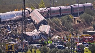 Los servicios de emergencia trabajan en el lugar de una colisión entre dos trenes en Urda, España, el miércoles 28 de octubre de 2026. (Foto AP/Manu Fernández)