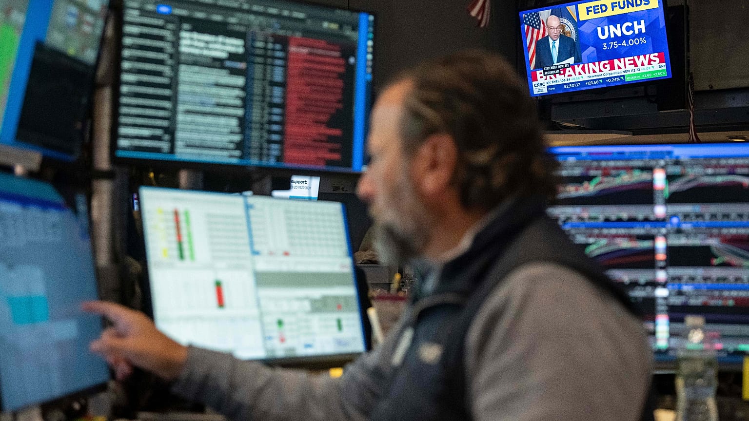 Auf dem Börsenparkett der New York Stock Exchange zeigt ein Bildschirm den Zinsentscheid der US-Notenbank am Mittwoch, 28. Oktober 2026, in New York.