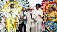 Il re Carlo III del Regno Unito scuote tradizionali campanacci mentre sfila con i ballerini Junkanoo durante un festival culturale a Rawson Square, Nassau, Bahamas.