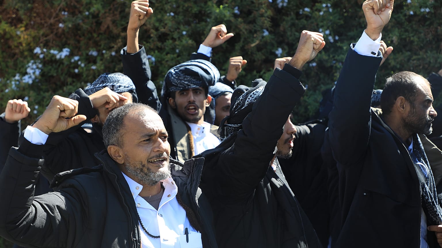 سجناء محتجزون على خلفية النزاع الدائر في اليمن يبدون ردود فعل قبيل إطلاق سراحهم من قبل جماعة الحوثي