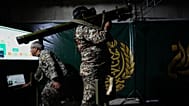 أحد أفراد الجيش الإيراني يستعرض كيفية استخدام سلاح يُحمل على الكتف، مستعيناً بجهاز محاكاة، وذلك خلال مراسم افتتاح أحد مراكز التدريب العسكري للمتطوعين، والتي يجري إنشاؤها في سا