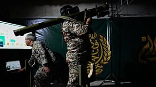 أحد أفراد الجيش الإيراني يستعرض كيفية استخدام سلاح يُحمل على الكتف، مستعيناً بجهاز محاكاة، وذلك خلال مراسم افتتاح أحد مراكز التدريب العسكري للمتطوعين، والتي يجري إنشاؤها في سا