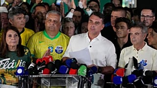 Brésil : des Brésiliens réagissent au départ de Flávio Bolsonaro
