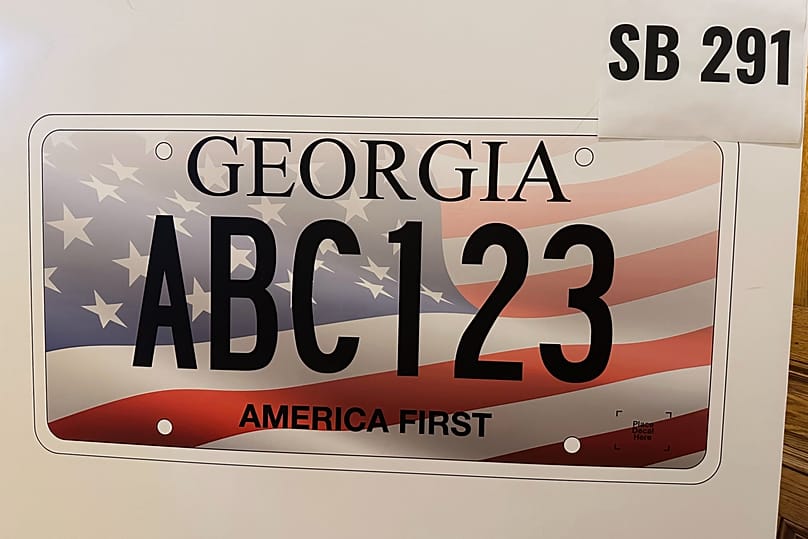 La nuova targa introdotta nello Stato americano della Georgia nel 2026: sfondo e motto sono decisi dalle autorità, la sequenza alfanumerica dai proprietari del veicolo