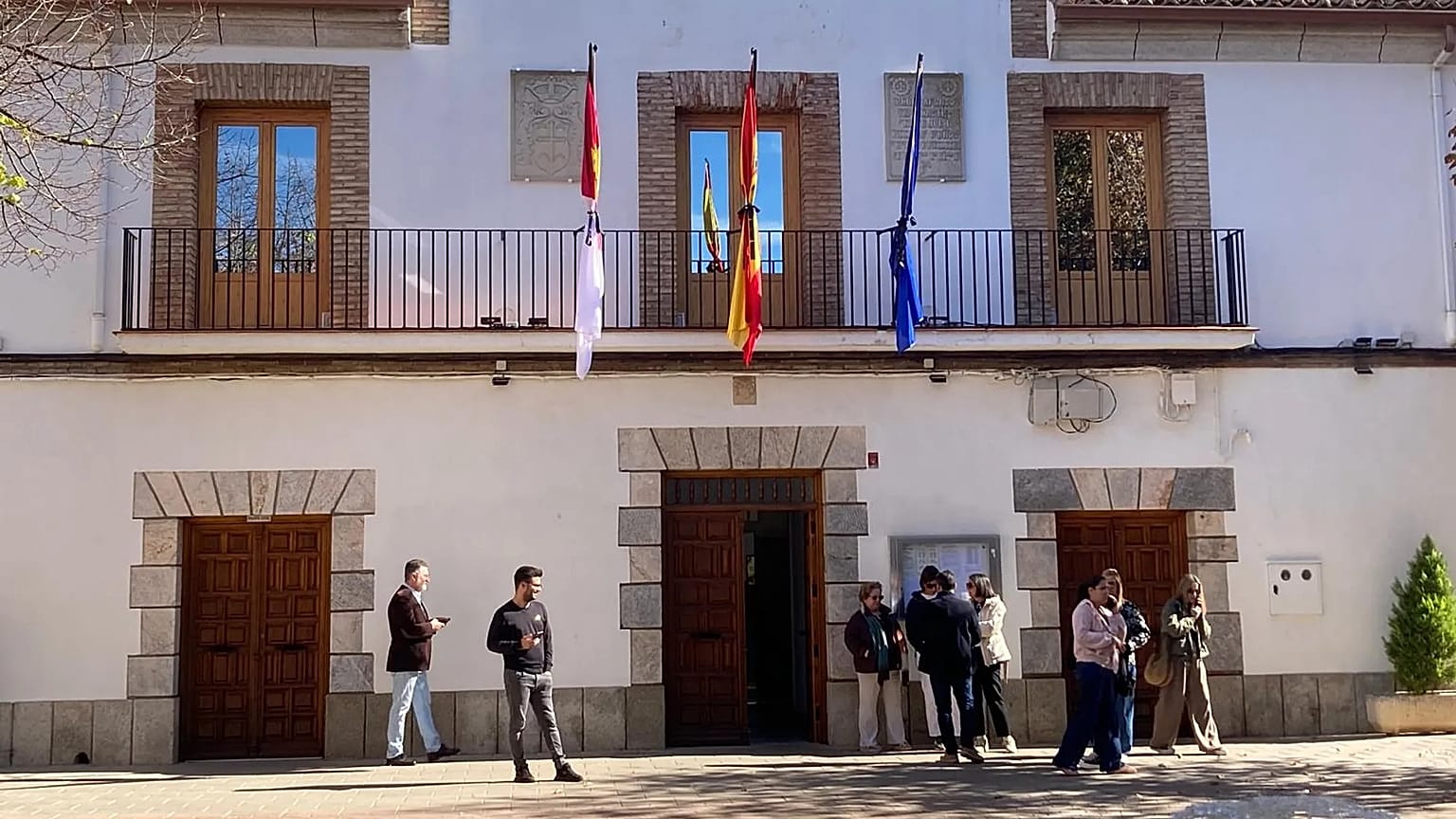 El Ayuntamiento de Urda, en la provincia de Toledo, con las banderas ondean con un crespón negro a causa del accidente de tren, el 29 de octubre de 2026.