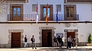 El Ayuntamiento de Urda, en la provincia de Toledo, con las banderas ondean con un crespón negro a causa del accidente de tren, el 29 de octubre de 2026.