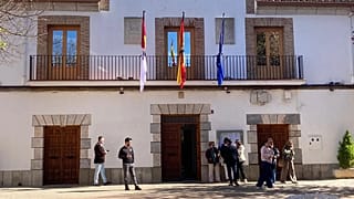 El Ayuntamiento de Urda, en la provincia de Toledo, con las banderas ondean con un crespón negro a causa del accidente de tren, el 29 de octubre de 2026.