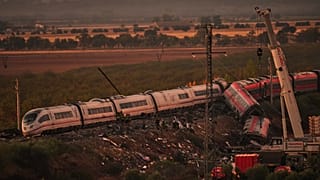 Unas grúas levantan vagones de tren siniestrados mientras los equipos de rescate buscan víctimas tras una colisión entre dos trenes en Urda, España, el jueves 29 de octubre.