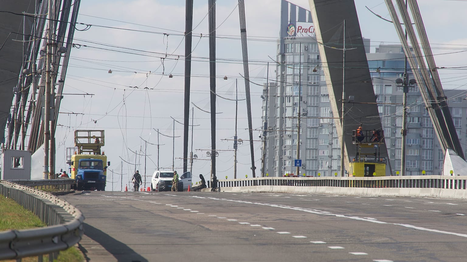 Agentes policiais inspecionam o local de um ataque de drone russo na Ponte Norte sobre o rio Dnipró, em Kiev, Ucrânia, domingo, 4 de outubro de 2026.