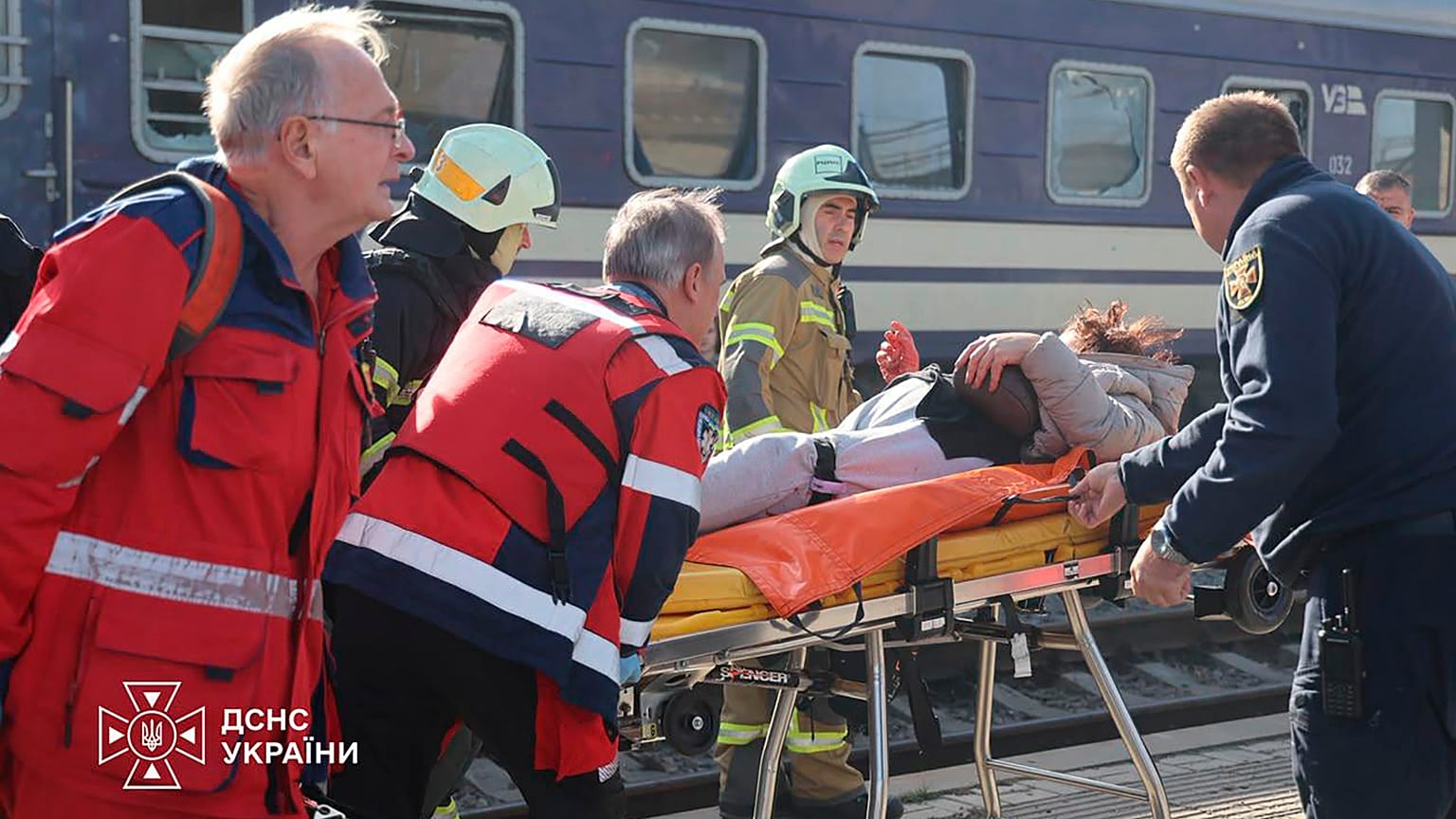 Equipos de rescate evacúan a un civil herido tras un ataque con drones rusos contra un andén ferroviario en Dnipro, Ucrania, el 29 de octubre de 2026.