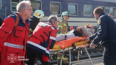Des secouristes évacuent un civil blessé après une attaque de drone russe sur un quai de gare à Dnipro, en Ukraine, jeudi 29 octobre 2026.