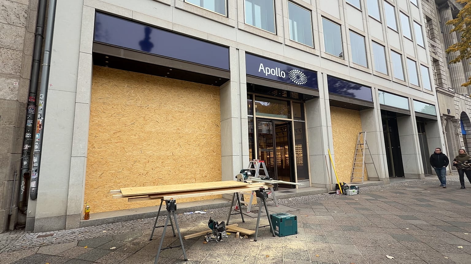 Spanplatten werden an einem Geschäft angebracht, Berlin, 30.10.2026