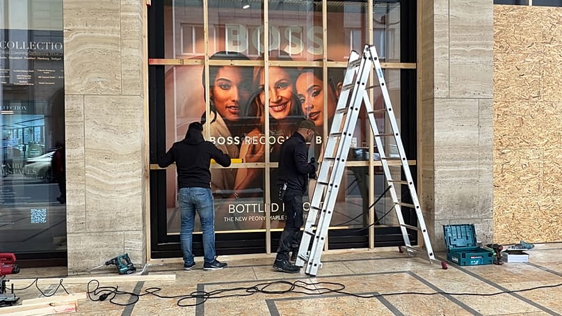 Fensterfront wird mit Spanplatten gesichert, Berlin, 30.10.2026