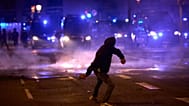 ARCHIVO: Un manifestante lanza piedras a la Policía durante enfrentamientos tras una protesta por la crisis de la vivienda en España.