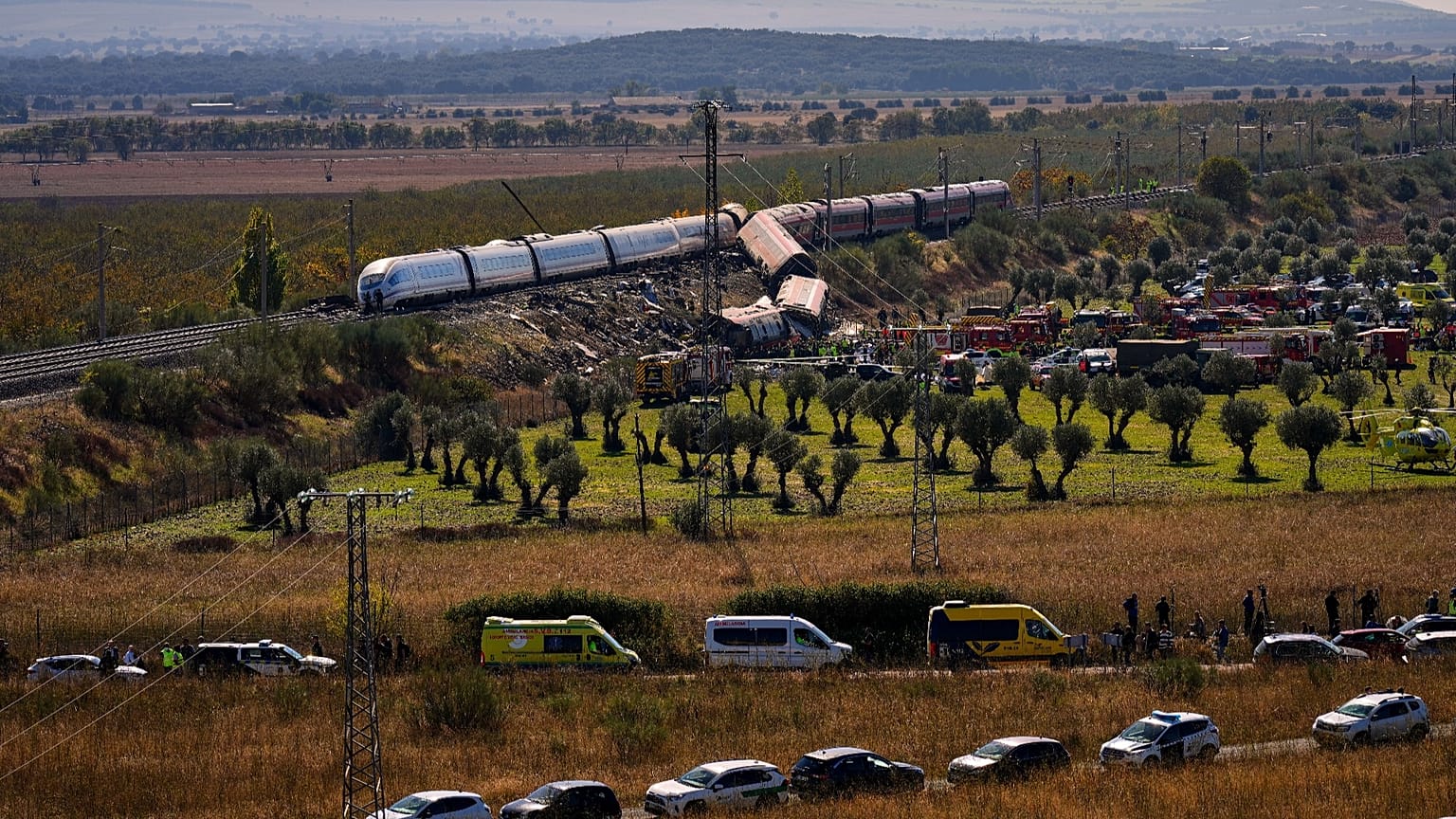 Les services de secours interviennent sur les lieux d’une collision entre deux trains à Urda, en Espagne, le mercredi 28 octobre 2026.