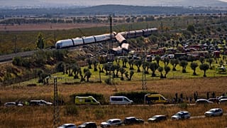 Les services de secours interviennent sur les lieux d’une collision entre deux trains à Urda, en Espagne, le mercredi 28 octobre 2026.