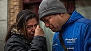 Jessica Bernice Michelena und ihr Mann Eduardo Lucas Zambrano weinen, nachdem sie am Dienstag, dritten Feb. 2015 aus ihrem Zuhause in Madrid, Spanien zwangsgeräumt wurden.
