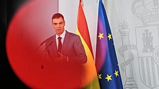 El presidente del Gobierno, Pedro Sánchez, habla durante una conferencia de prensa en el Palacio de la Moncloa, en Madrid, el 6 de octubre de 2026.