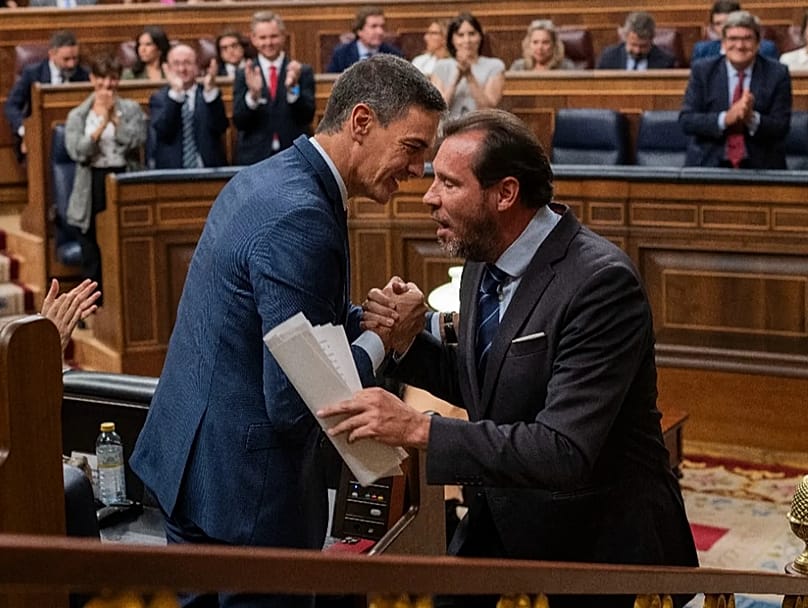 ARCHIVO: El presidente del Gobierno en funciones, Pedro Sánchez, estrecha la mano al miembro de su partido Óscar Puente, en Madrid, España, el 29 de septiembre de 2023.