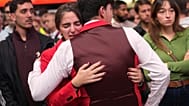 Empleados de Iryo reaccionan tras guardar un minuto de silencio en memoria de las víctimas de la colisión de trenes ocurrida en Urda el 28 de octubre de 2026.