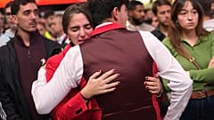 Funcionários da Iryo reagem após guardarem um minuto de silêncio em memória das vítimas da colisão de comboios ocorrida em Urda a 28 de outubro de 2026.