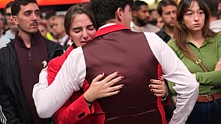 Empleados de Iryo reaccionan tras guardar un minuto de silencio en memoria de las víctimas de la colisión de trenes ocurrida en Urda el 28 de octubre de 2026.