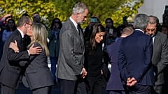El rey Felipe VI y la reina Letizia de España llegan para visitar a las personas heridas en una colisión ferroviaria en Toledo, España, el jueves 29 de octubre de 2026. 