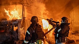 رجال الإطفاء يخمدون حريقاً في حي سكني عقب هجوم جوي روسي في مدينة خاركيف بأوكرانيا، الخميس 29 أكتوبر 2026.