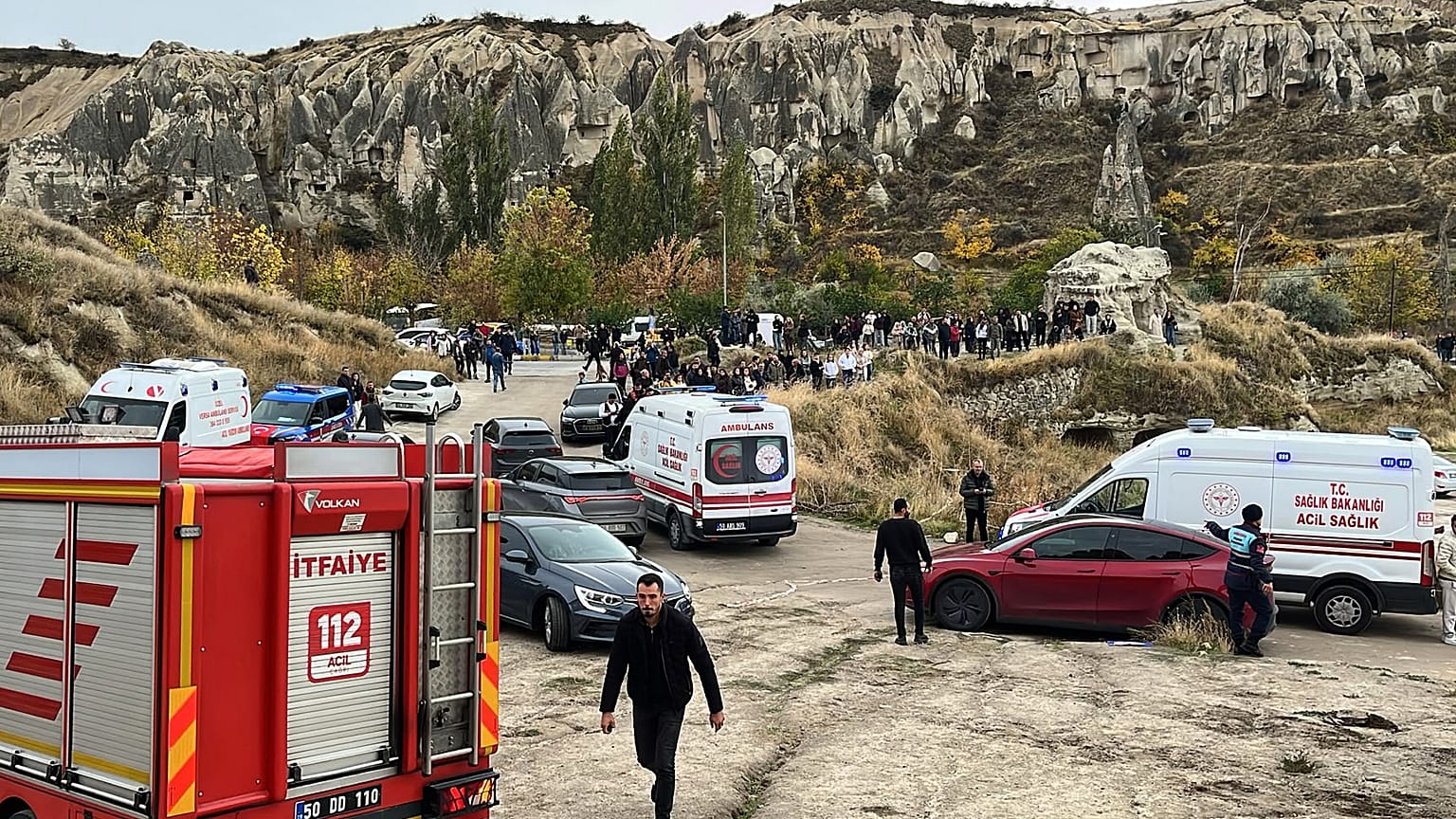 Acil durum ekipleri, Kapadokya'daki peribacasının kısmen çökmesinin ardından olay yerinde, 29 Ekim 2026.