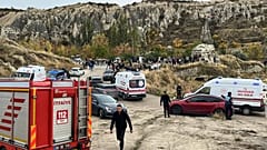 Acil durum ekipleri, Kapadokya'daki peribacasının kısmen çökmesinin ardından olay yerinde, 29 Ekim 2026.